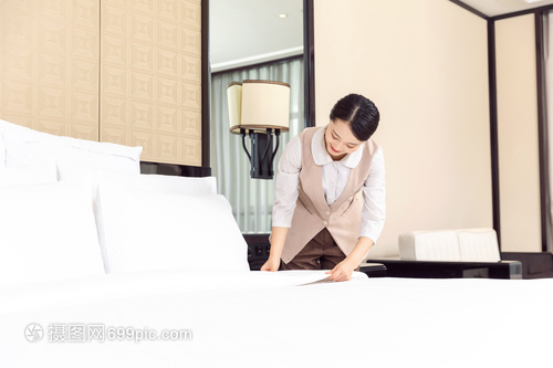 酒店管理之保潔員床鋪整理與餐飲管理的高效協作